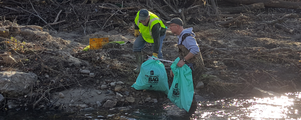 Dale Braun and Neil Mittelberg clean up trash - credit Tom Sandersfeld