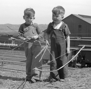Boys with bows near Dubuque 1940_Library of Congress, John Vachon
